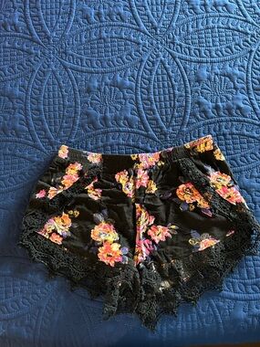 Kendall & Kylie Black Floral Lace-Trim Shorts